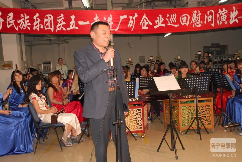 節(jié)日慰問(wèn)演出進(jìn)車(chē)間