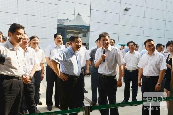 全國政協(xié)副主席萬鋼調研許繼集團科技創(chuàng)新工作