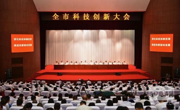 8月11日，許昌市召開(kāi)科技創(chuàng)新大會(huì)，回顧總結(jié)近年來(lái)全市科技創(chuàng)新工作成績(jī)，表彰獎(jiǎng)勵(lì)科技創(chuàng)新先進(jìn)單位和個(gè)人，對(duì)當(dāng)前和今后一個(gè)時(shí)期的科技創(chuàng)新工作進(jìn)行安排部署。市委書(shū)記王樹(shù)山、市長(zhǎng)武國(guó)定出席會(huì)議并講話(huà)。