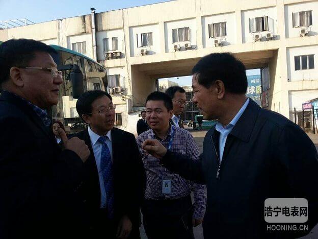 江西省常委、常務(wù)副省長莫建成參觀由科陸電子參與建設(shè)的國內(nèi)首個(gè)民間資本投資新能源汽車充電站