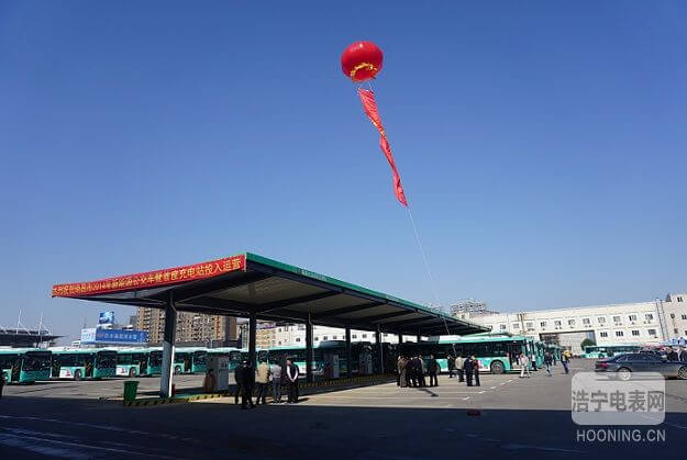 江西省常委、常務(wù)副省長莫建成參觀由科陸電子參與建設(shè)的國內(nèi)首個(gè)民間資本投資新能源汽車充電站